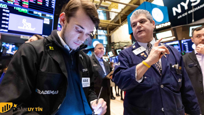 Phố Wall kết thúc giảm nhẹ, nhà đầu tư chờ bảng lương vào thứ Sáu