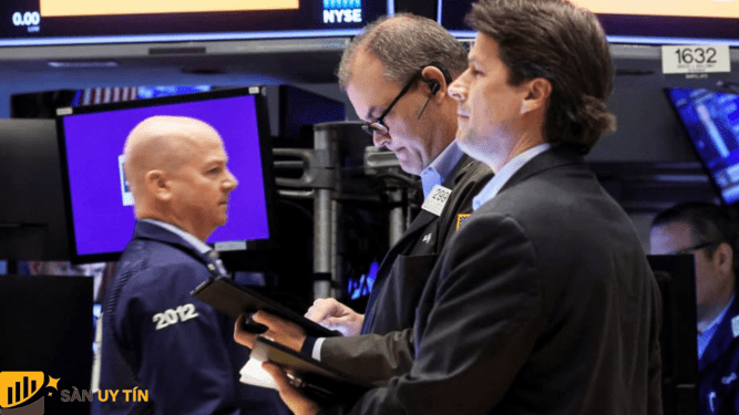 Wall St kết thúc thấp hơn sau nhận xét của Powell khi lãi suất trái phiếu kho bạc chuẩn gần 5%
