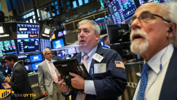 Chứng khoán Mỹ giảm hôm thứ Hai sau khi Moody's hạ triển vọng xuống tiêu cực