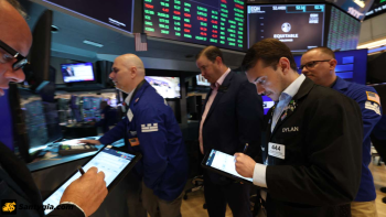 Dow tăng 400 điểm, S&P 500 đóng cửa đi ngang để bắt đầu quý mới khi các nhà đầu tư rời khỏi lĩnh vực công nghệ