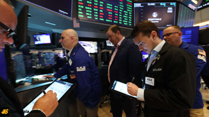 Dow tăng 400 điểm, S&P 500 đóng cửa đi ngang để bắt đầu quý mới khi các nhà đầu tư rời khỏi lĩnh vực công nghệ